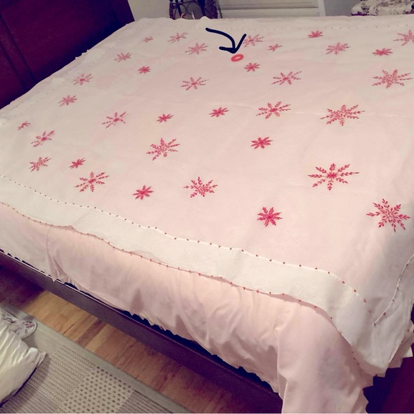 ❄️ Elegant Winter sheer tablecloth, approx 59 x 84”, embroidered snowflakes. - Picture 13 of 14